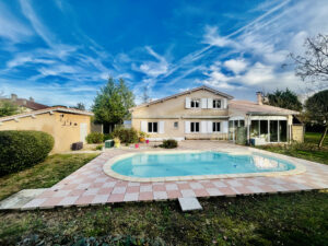 Maison proche du centre-ville de Caussade d&rsquo;environ 200m2 su