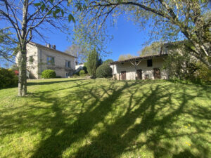 Propriété d&rsquo;environ 223 m2 sur un hectare de terrain environ